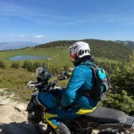 Αναβάτης με adventure μοτοσυκλέτα αγναντεύει τη μικρή λίμνη κοντά στο καταφύγιο ΣΕΟ Κοζάνης στα Πιέρια Όρη