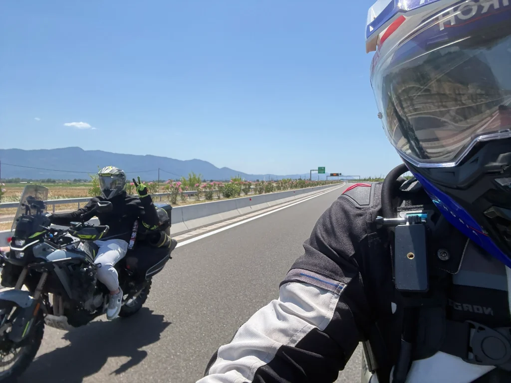 Adventure μοτοσυκλέτες στην εθνική Αθηνών Λαμίας κατά τη διαδρομή προς το Ελατοχώρι