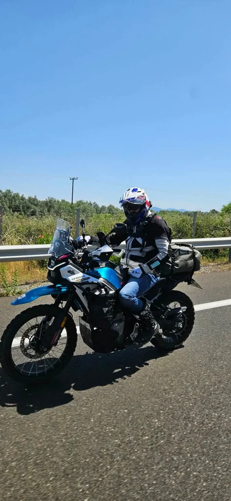 CFMOTO 450MT φορτωμένη για ταξίδι στην εθνική Αθηνών Λαμίας