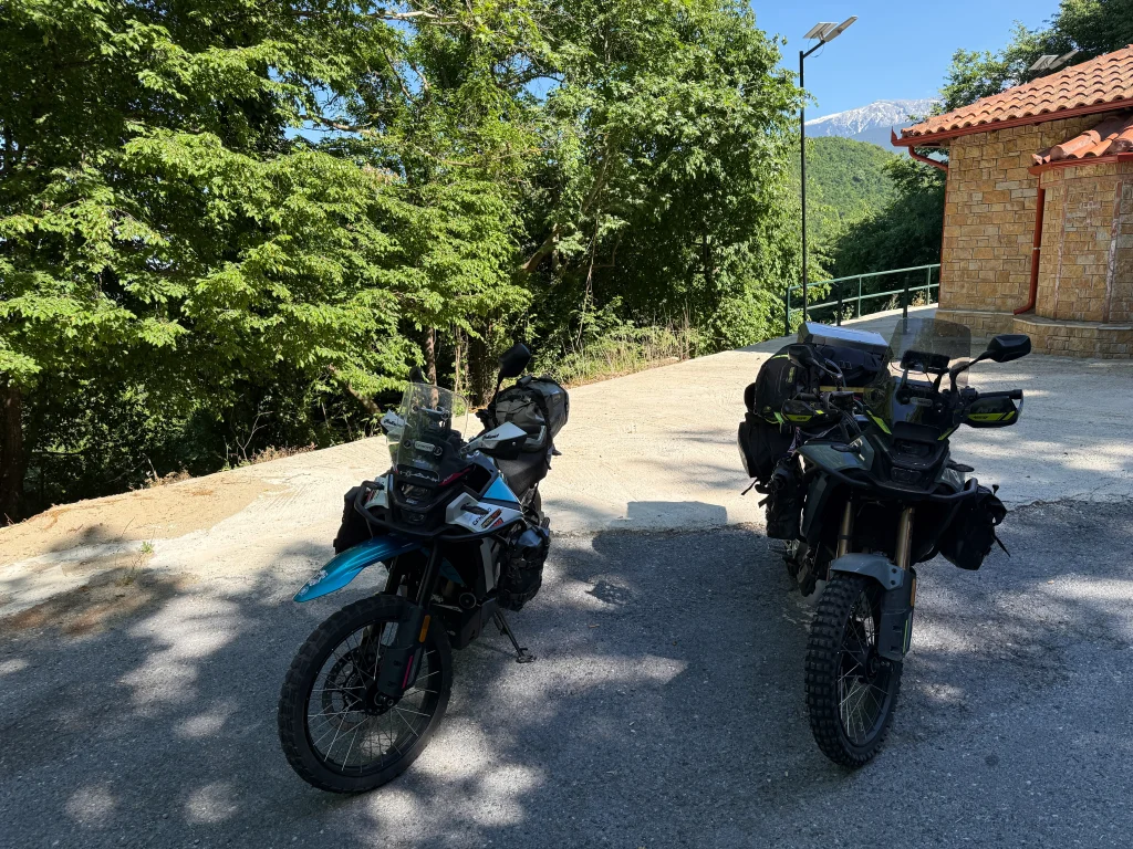 Adventure μοτοσυκλέτες πριν από το χωριό Πέτρα Πιερίας