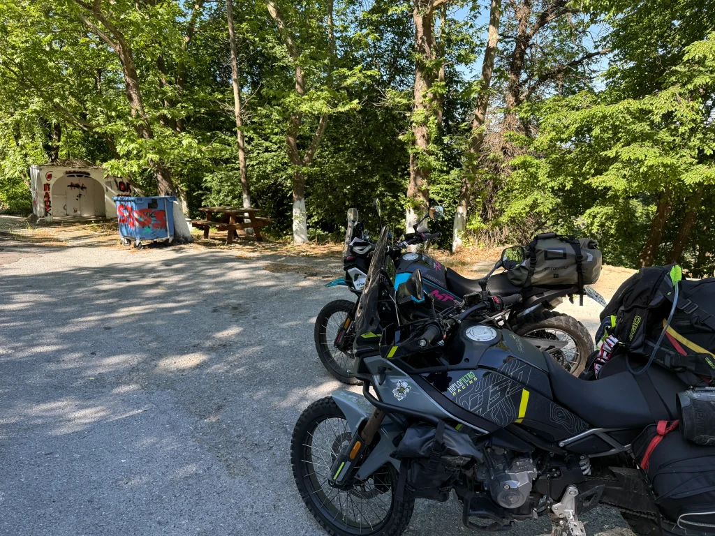 Στάση με adventure μοτοσυκλέτες πριν από την Πέτρα Πιερίας