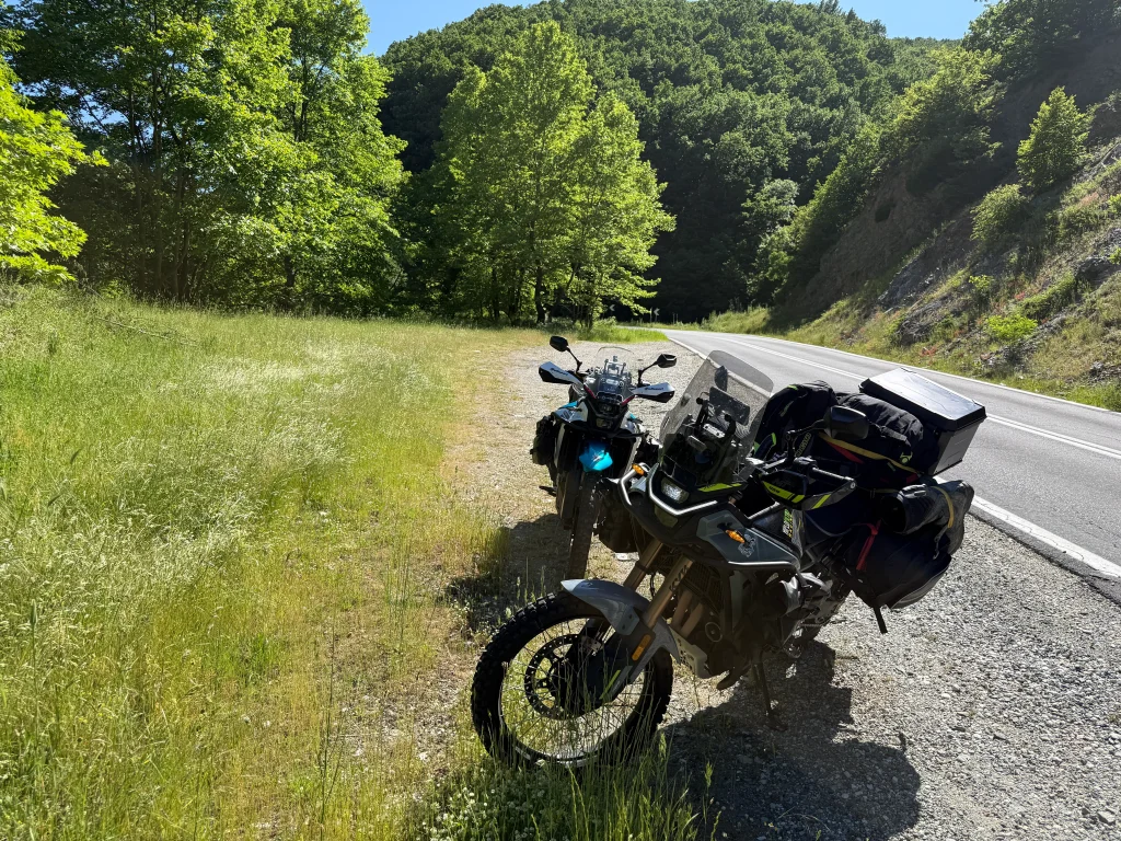Στάση με adventure μοτοσυκλέτες ανάμεσα σε Ελασσόνα και Πέτρα