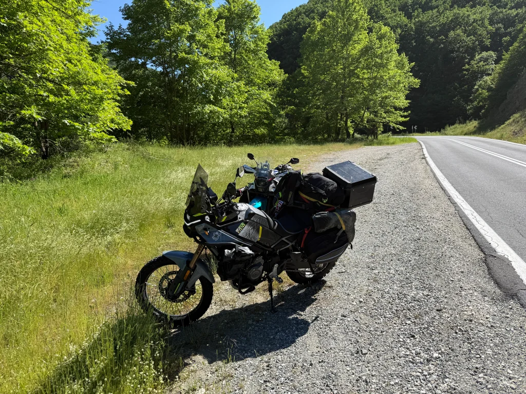 Adventure μοτοσυκλέτες σε επαρχιακό δρόμο ανάμεσα σε Ελασσόνα και Πέτρα